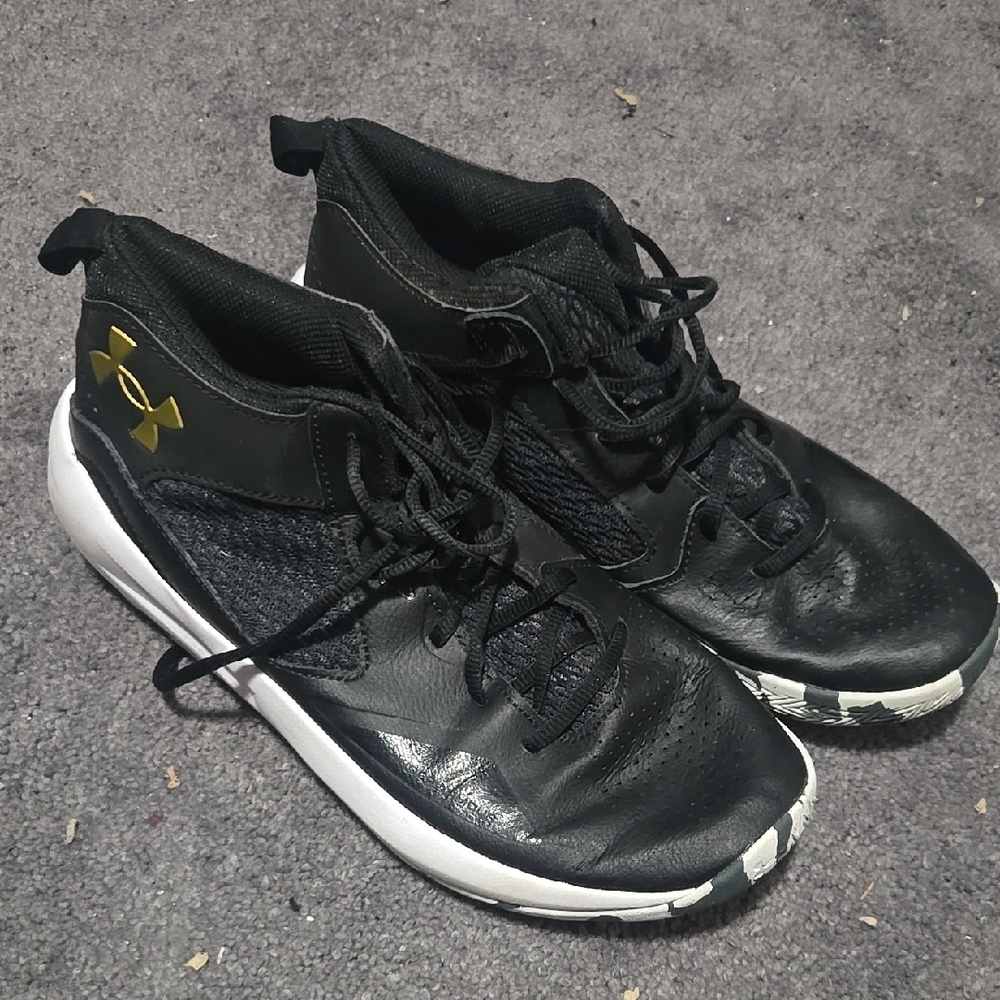 Under Armour Men's Black and Gold Athletic Shoes